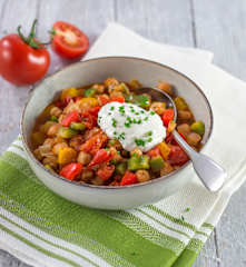 Kichererbsenletscho mit Schnittlauchrahm