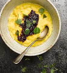 Kukuřičná kaše a cibulová marmeláda