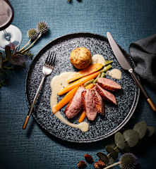 Entenbrust mit Röstzwiebel-Knödel und Möhren