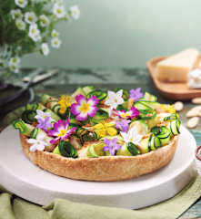 Tarta primavera de quesos y calabacín