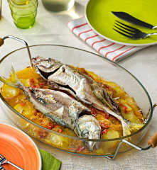 Chicharros al horno con patatas y pimientos