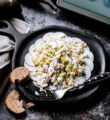 Salade de chou-fleur, feta et sésame noir