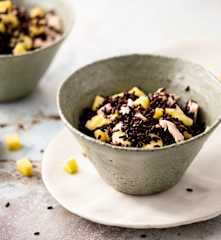Arroz negro con mango y salmón