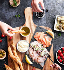 Tábua de fumados de peixe, pão de azeite e maionese de ervas