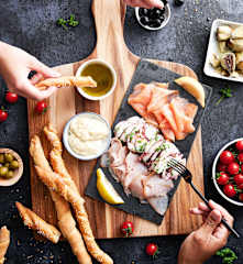 Plateau apéritif de poissons fumés et gressins