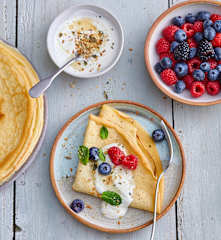 Crêpes garnies aux fruits rouges et à la menthe