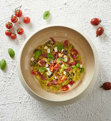 Farfalle con pesto di anacardi, olive e bresaola