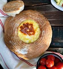 Pan de campo relleno con salsa de queso