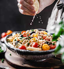 Ensalada de pasta con trucha y verduras