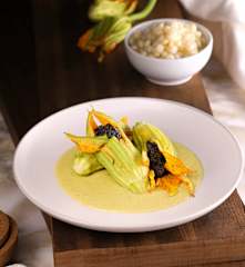 Flor de calabaza rellenas de mousse de huitlacoche