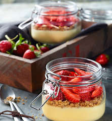 Çilek ve Bisküvili Puding