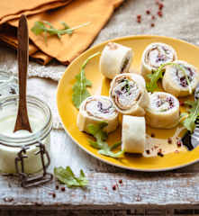 Wraps de rillettes de cabillaud, chou rouge, roquette et sauce curry-gingembre