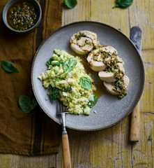Rolos de frango em sous-vide com chimichurri e salada de aipo e maçã