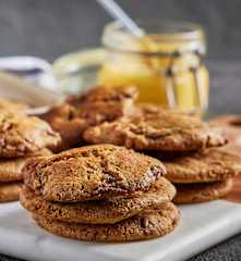Galletas de chispas de chocolate y mantequilla dorada
