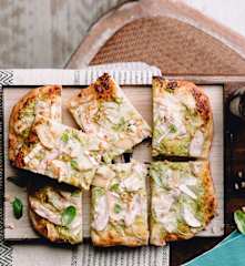 Pizza au poulet, oignons et chèvre