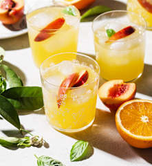 Agua de naranja con nectarina y albahaca
