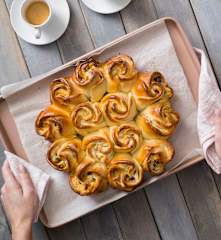 Torta di rose with ricotta filling (ricotta "roses")