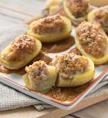 Patatas rellenas de carne con cebolla caramelizada