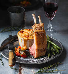 Carré d'agneau au thym, ratatouille, haricots verts et gratin de pommes de terre
