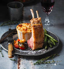 Carrè di agnello con verdurine, fagiolini e gratin di patate