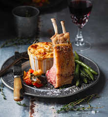 Comber jagnięcy z ratatouille, fasolką szparagową i gratin z ziemniaków