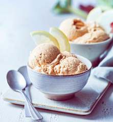 Rhabarber-Vanille-Karamell-Eis