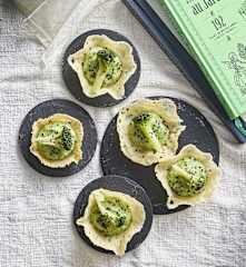 Mini cestini di Parmigiano Reggiano con crema di broccoli