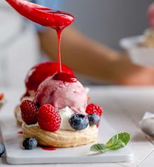 Minipavlovas à la crème glacée framboise