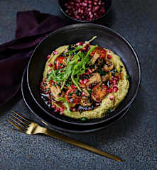 Salade van Champignons en Hummus met Karameldressing en Granaatappelpitjes