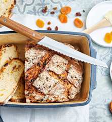 Pain moelleux, abricots, raisins au miel d'été