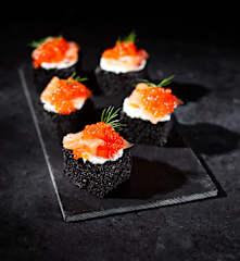 Canapés de pan negro y salmón