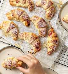 Rahmkipferl mit Marmeladefüllung