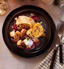 Couscous-Strudel mit Röstgemüse und Minz-Granatapfel-Dressing