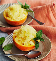 Orangensorbet in geeister Orangenschale