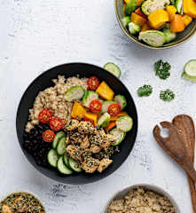 Bowl mit mariniertem Lachs, Quinoa und schwarzen Bohnen