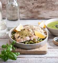 Łosoś na parze z pesto i pęczakiem, zupa krem ze szpinaku i brokułów