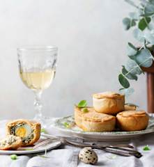 Włoskie minipasqualine z jajkiem przepiórczym (Thermomix® Nester)