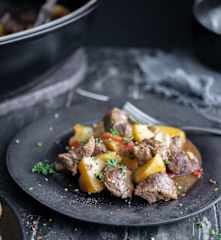 Kalbsragout mit Erdäpfeln und rotem Paprika