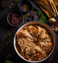 Crepes de trigo sarraceno com legumes assados e molho de cranberries e nozes