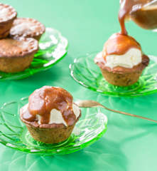 Cookies mince pie de manzana con helado y salsa de caramelo
