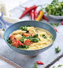 Tajska zupa z kurczakiem, jarmużem i makaronem z fasoli mung