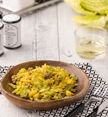 Spatzle alla curcuma con verza e salsiccia