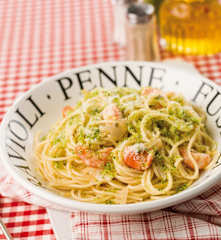 Esparguete com alho-francês e camarão