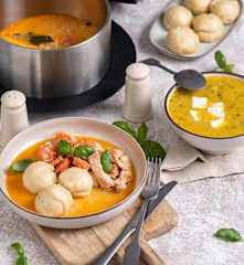 Zupa z cukinią i koperkiem; Gulasz z indyka z maślankowymi knedlami