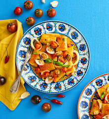 Paccheri con pomodorini, vongole e calamari