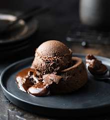 Volcán de chocolate con helado de moca (sin gluten, sin lácteos)