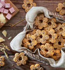 Canestrelli salati al formaggio e frutta secca