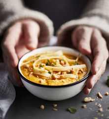 Velouté de carottes, céleri-rave, pommes et beurre de cacahuète