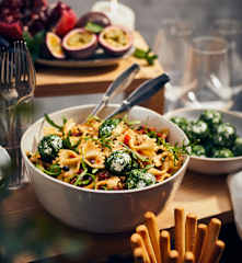 Nudelsalat mit Ziegenfrischkäse und Rucola