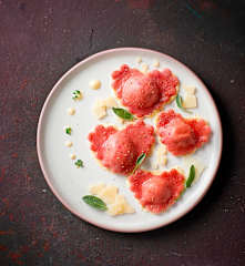 Ravioli alla rapa rossa con burro e salvia